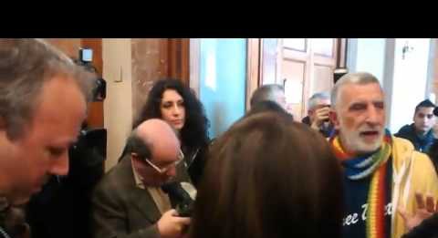 Vigili urbani senza lavoro chiedono di sfamare i propri figli, Accorinti gli propina “il grande cambiamento” – IMMAGINI