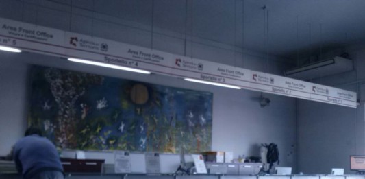 Utenti in coda oltre un’ora e mezza al Catasto, denuncia in diretta dei lettori. Le immagini