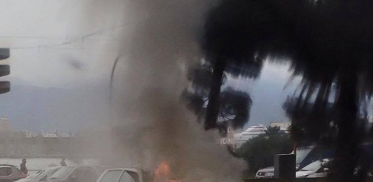 Auto a fuoco per guasto meccanico, nessun ferito