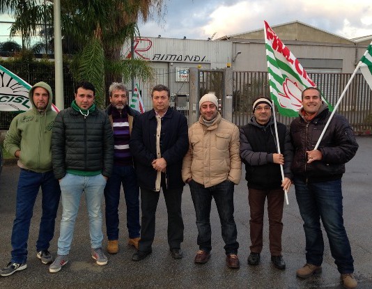 Mancati pagamenti, protesta alla Fratelli Raimondi di Giammoro