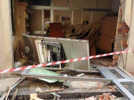 Assalto di mezzanotte all’ufficio postale di Roccalumera: in 5 su una gru sradicano il bancomat, poi abbandonano il bottino