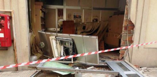 Assalto di mezzanotte all’ufficio postale di Roccalumera: in 5 su una gru sradicano il bancomat, poi abbandonano il bottino