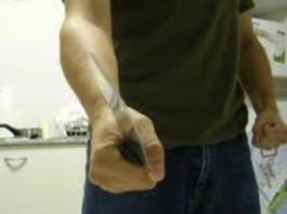 Accoltella la moglie e alla vista dei Carabinieri nasconde l’arma nel cassetto della cucina