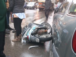 Via Tommaso Cannizzaro: apre lo sportello dell’auto in sosta e centra uno scooter