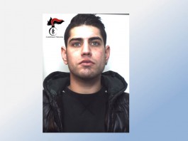 Ubriaco danneggia sala giochi in cerca di cibo che non vuole pagare, arrestato