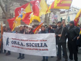 #Ilferribottenonsitocca: il corteo delle sigle sindacali, senza i cittadini
