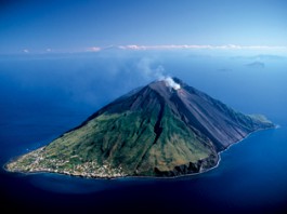 Stromboli, il vulcano trema. Ingv: sequenza esplosiva per tre minuti