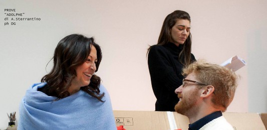 Ultimo appuntamento della rassegna “Atto Unico”: il debutto di “Adolphe”, risata amara e ritratto impietoso della nostra società