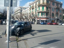 Via Tommaso Cannizzaro, sorpassa e va dritto contro un palo