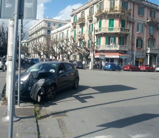 Via Tommaso Cannizzaro, sorpassa e va dritto contro un palo