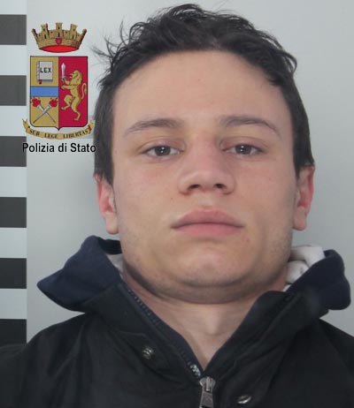 Pronto a rubare in un appartamento, cerca di nascondersi in balcone