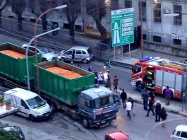 Svincolo Boccetta chiuso per incidente, coinvolto autoarticolato e 5 auto. Diversi feriti lievi