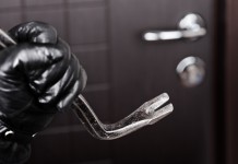 Evade dai domiciliari, lo ritrovano con un piede di porco accanto ad auto parcheggiate