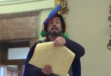 L’ironia non salva la politica, Accorinti accusato di tradire l’esperienza del Pinelli. Protesta teatrale a Palazzo