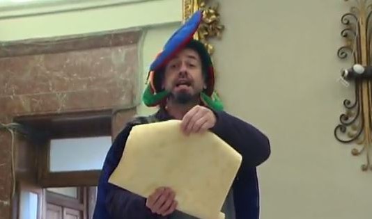 L’ironia non salva la politica, Accorinti accusato di tradire l’esperienza del Pinelli. Protesta teatrale a Palazzo