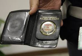 “Sono un poliziotto”, ma non è vero