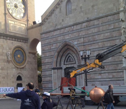 Torna in vetta al campanile del Duomo la bandiera interamente restaurata
