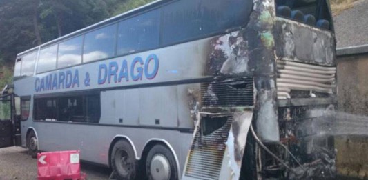 Bus in fiamme sul viadotto Ritiro, tanta paura ma passeggeri illesi