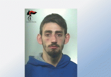 Picchia la madre e poi i carabinieri intervenuti, arrestato