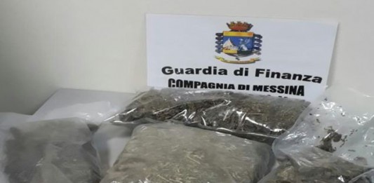 Fermato ai traghetti con un Kg di marijuana, non è sfuggito al fiuto delle unità cinofile delle fiamme gialle