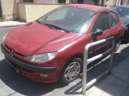 Camaro-San Paolo, auto come fissa dimora? No, solo un deposito in mezzo alla strada