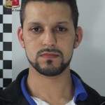 Ubriaco investe un’auto e scappa, arrestato dai poliziotti che gli sequestrano 25 gr di eroina