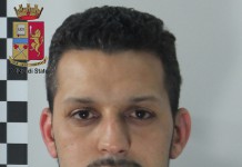 Ubriaco investe un’auto e scappa, arrestato dai poliziotti che gli sequestrano 25 gr di eroina