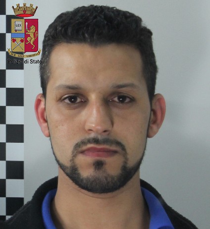 Ubriaco investe un’auto e scappa, arrestato dai poliziotti che gli sequestrano 25 gr di eroina