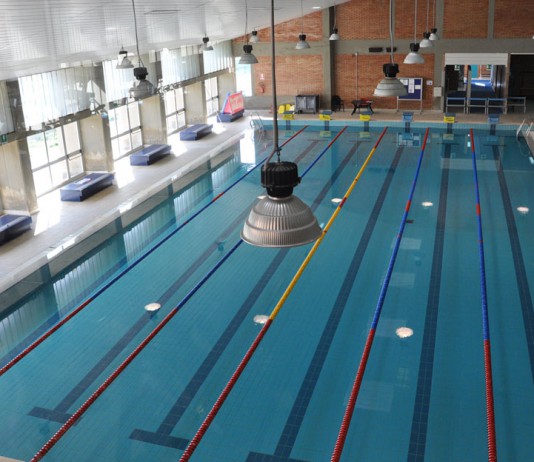 Crolla una lamiera del tetto della piscina della Cittadella Universitaria: le scuse di Unime, Navarra avvia la ristrutturazione