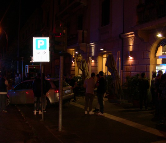 Auto finisce sui tavoli del bar Prestige: tragedia sfiorata in via Cannizzaro. Tre feriti lievi