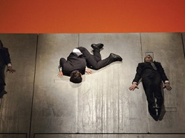 Plan B, lo stupore del circo contemporaneo tra danza e musica al Teatro Vittorio Emanuele