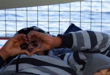 “1500 dinari per viaggiare “in prima classe” con giubbotto di salvataggio, un succo di frutta ed una merendina”: storia del cuoco Farid. Grazie a lui la Polizia di Messina ha individuato ed arrestato uno scafista.