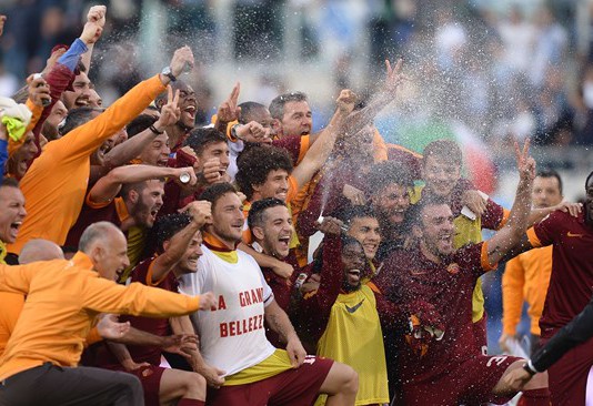Serie A: la Roma beffa la Lazio nel derby e rianima il Napoli di Benitez, nato con la camicia con vista Real