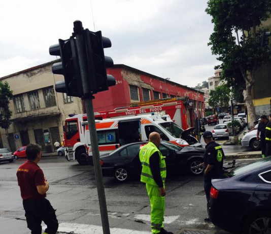 Incidente in via Garibaldi, coinvolta un’ambulanza. Ferito il conducente