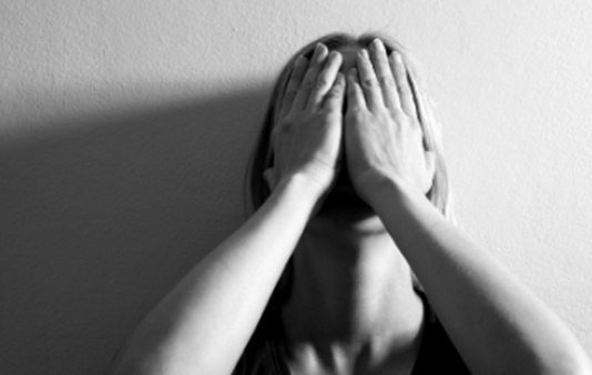 Esce dal carcere ma non sa come riabbracciare il figlio di nove anni: il dramma lungo 70 giorni della donna rumena tenuta dietro le sbarre 30 giorni per un reato inventato