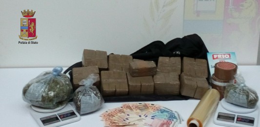 In un capannone di via Don Blasco nascosti 10 kg di hashish e marijuana: arrestato un 46enne