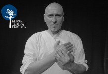 Forte Teatro Festival, secondo appuntamento con “In veste di rosa”, e le catene si trasformano in ghirlande di fiori