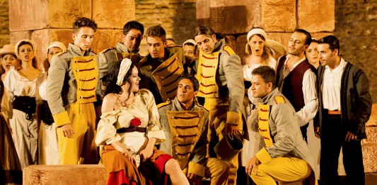La Carmen di Bizet come un film in diretta nel nuovo allestimento firmato da Castiglione