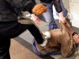 In tre rapiscono e picchiano due fratelli rumeni perchè convinti che fossero ladri: arrestati