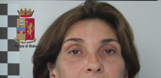 Prende a calci e pugni la vetrina di un negozio, poi estrae bisturi contro poliziotti
