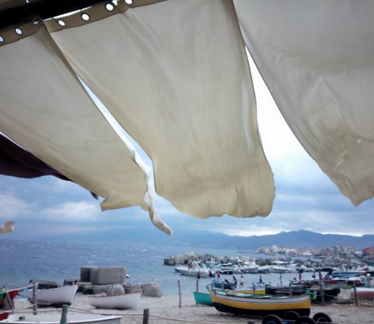 Tempesta d’agosto e allerta meteo: disagi sulla A18, fulmini e vento fanno scappare i bagnanti a Punta Faro (video)