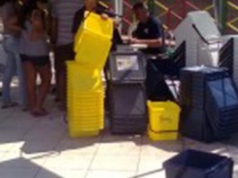 Raccolta rifiuti “porta a porta”: consegna dei contenitori nel corso di un’assemblea pubblica a Torre Faro di Cambiamo Messina dal Basso