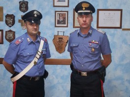 All’alt dei Carabinieri lancia la marijuana dal finestrino: arrestato