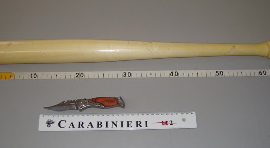 In giro armati di mazza e coltello, denunciati