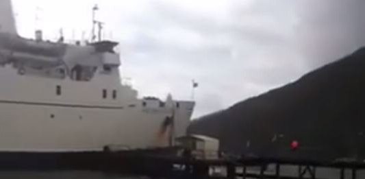 Maltempo: a Vulcano il traghetto Siremar sbatte sul molo e danneggia l’attracco degli aliscafi. Nessun ferito