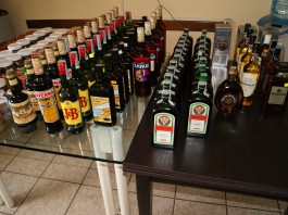 Fanno razzia di superalcolici nei supermercati della riviera ionica: quattro arresti