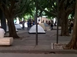 Povertà e Tso: cadono tre capi di imputazione per i due attivisti, condannati per resistenza. Protesta in tenda il collettivo Pinelli