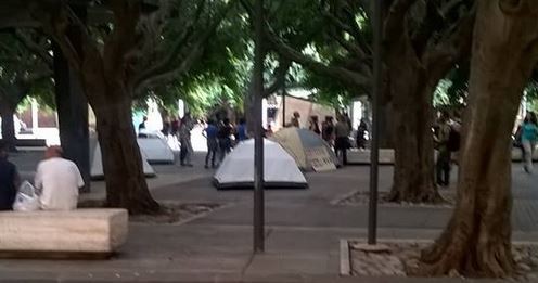 Povertà e Tso: cadono tre capi di imputazione per i due attivisti, condannati per resistenza. Protesta in tenda il collettivo Pinelli