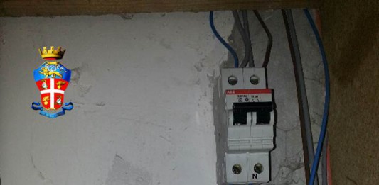 Ruba energia elettrica: scoperta e posta ai domiciliari