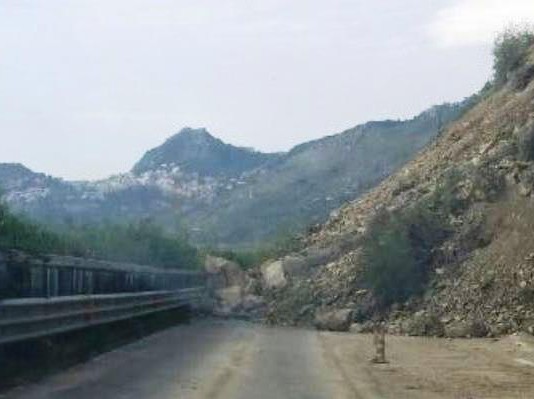 Frana tra Roccalumera e Taormina: chiusa la A18, traffico in tilt lungo la statale. Vertice in Prefettura del COV